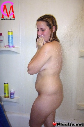 Jolanda onder de douche