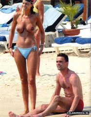 colanimedia.nl-voetbalvrouw mark overmars chantal van woensel topless op het strand340306447